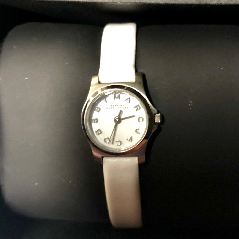 MARC JACOBS Small Silver/White Face & Strap Watch